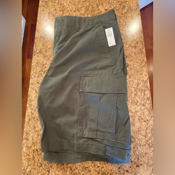 Men’s old navy cargo shorts. NWT. 36 - Picture 2 of 7
